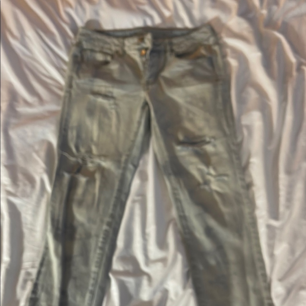 Distressed size 4 American Eagle boy crop jeans